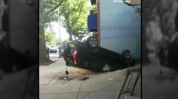 Auto volcado en acera de El Bronx