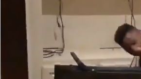 Un aficionado enloqueció y destruyó la pantalla tras la derrota del Golden State
