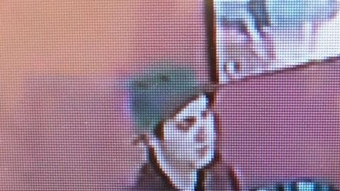 Fotos publicadas por el LASD del sospechoso  descrito como un hombre blanco de unos 20 a 30 años de edad.