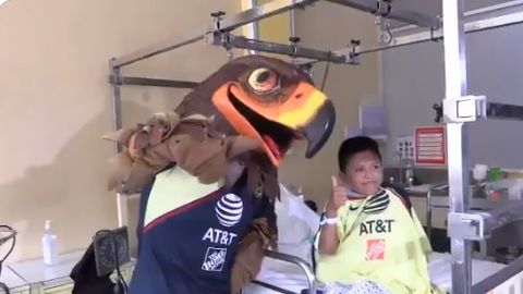 El América repartió batas y balones a niños enfermos en un hospital de la Ciudad de México