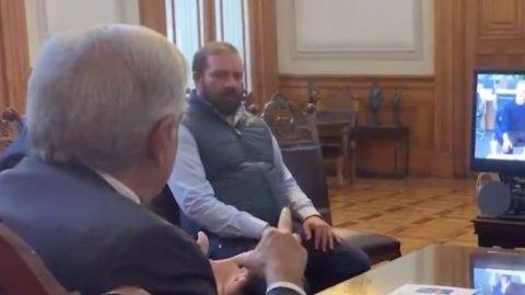 AMLO en videoconferencia con el fundador de Facebook.