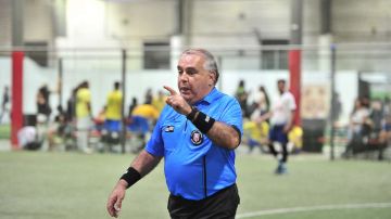 Hugo Fregoso está de regreso como árbitro en las ligas de futbol en Chicago. (Javier Quiroz / La Raza)