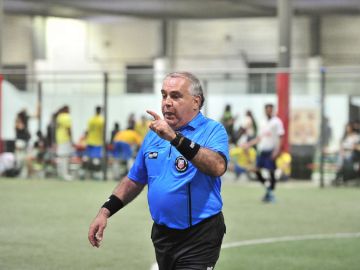 Hugo Fregoso está de regreso como árbitro en las ligas de futbol en Chicago. (Javier Quiroz / La Raza)