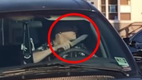 La disputa en plena calle de Long Beach fue grabada por un peatón que estaba en dicha intersección.