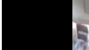 Se ve claramente cómo la azafata vuela por los aires.