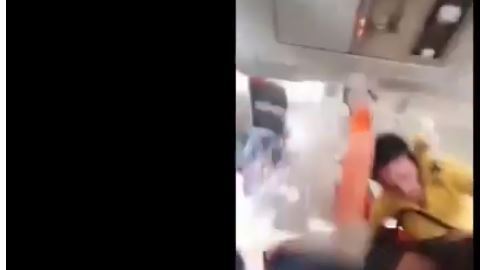 Se ve claramente cómo la azafata vuela por los aires.