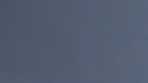 Migrantes cruzan México clandestinamente a bordo de 'La Bestia'.