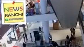 El niño estuvo jugando mucho rato en la escalera eléctrica.