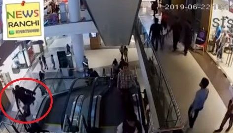 El niño estuvo jugando mucho rato en la escalera eléctrica.