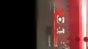 A la pareja poco le importó que pasaba mucha gente por el lugar.