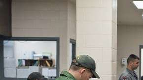 Número de inmigrantes que llegan con visas válidas y luego se quedan aumentan