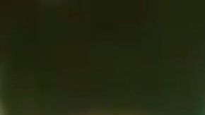 El funcionario recibiendo sexo oral.