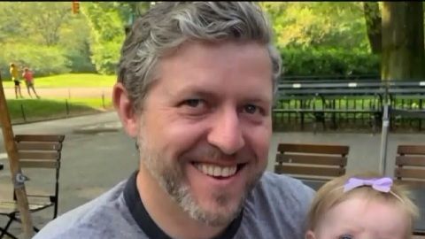 Chris Chodkowski con su hija Lexie y mascota