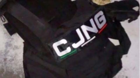 Un chaleco con la insignia del Cartel Jalisco Nuevo Generación.