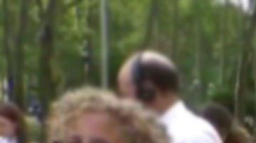 Clare Bronfman saliendo de la corte en julio 2018