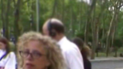 Clare Bronfman saliendo de la corte en julio 2018