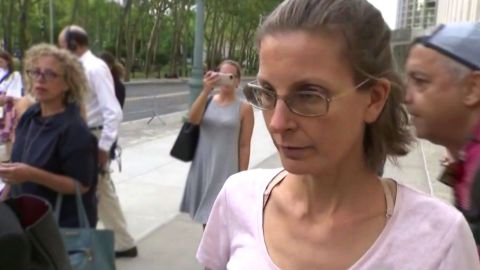 Clare Bronfman saliendo de la corte en julio 2018