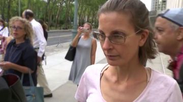 Clare Bronfman saliendo de la corte en julio 2018