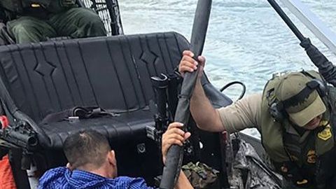 El menor al ser rescatado.