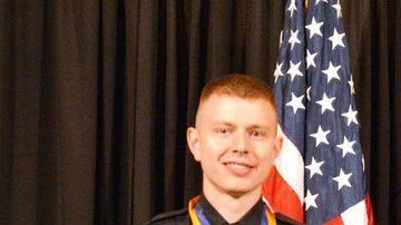 Mark Boede junto a los policías que trabajaron el caso.