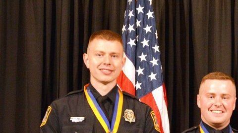 Mark Boede junto a los policías que trabajaron el caso.