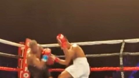 Irosvani Duvergel y Jerhed Fenderson en su caída simultánea en una función de boxeo en Florida.
