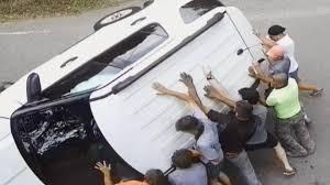 Un auto volcó cuando el conductor estornudó.