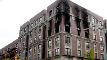 El fuego afectó al menos tres de los siete pisos