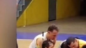 El basquetbolista nicaraguense Elijah Allen murió en la duela.