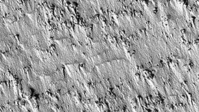 Esta marca en dunas de Marte debería estar en el pecho del capitán Kirk. NASA/JPL/University of Arizona