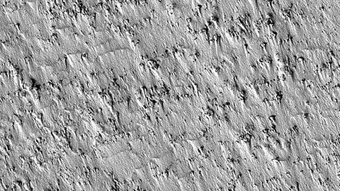 Esta marca en dunas de Marte debería estar en el pecho del capitán Kirk. NASA/JPL/University of Arizona