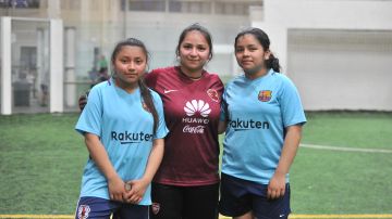 Para Natalie García, Anabel Gómez y Diana García jugar juntas ha mejorado la comunicación entre ellas. (Javier Quiroz / La Raza)