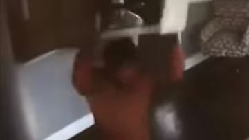 Incluso, hasta una silla le lanzó.