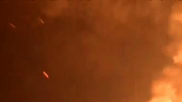 Las llamas se pueden ver desde millas de distancia