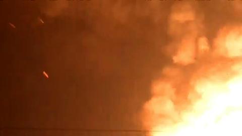 Las llamas se pueden ver desde millas de distancia