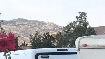 Armas y fuegos pirotécnicos fueron decomisados.