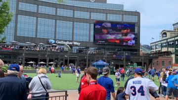 La pantalla en el exterior del estadio Wrigley Field transmitirá los juegos de la selección de Estados Unidos. (Javier Quiroz / La Raza)