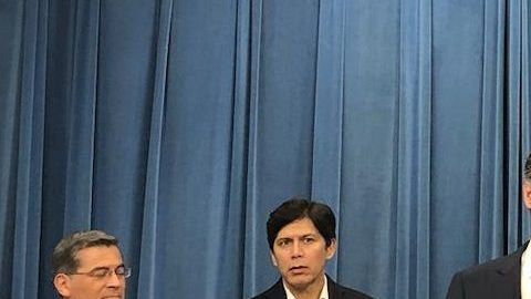 El gobernador de California, junto al Fiscal general Xavier Becerra, presentaron las nuevas medidas para implementar la Proposición 63.