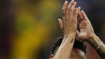 BRASILIA, BRAZIL - JUNE 05: Neymar Jr of Brazil applauds the fans before the International Friendly Match between Brazil and Qatar at Mane Garrincha Stadium on June 5, 2019 in Brasilia, Brazil. (Photo by Buda Mendes/Getty Images)