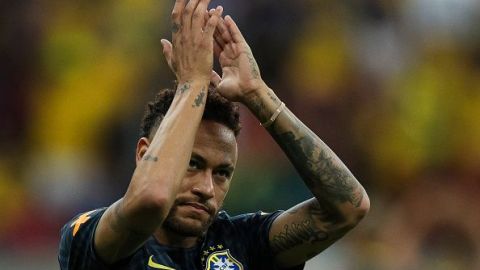 BRASILIA, BRAZIL - JUNE 05: Neymar Jr of Brazil applauds the fans before the International Friendly Match between Brazil and Qatar at Mane Garrincha Stadium on June 5, 2019 in Brasilia, Brazil. (Photo by Buda Mendes/Getty Images)