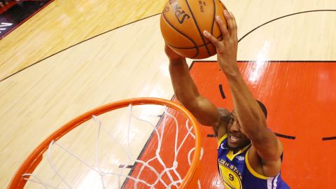 Andre Iguodala haciendo una clavada en Toronto.