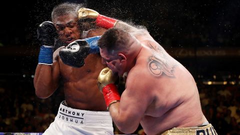 Andy Ruiz Jr golpea a Anthony Joshua durante la pelea en el Garden.