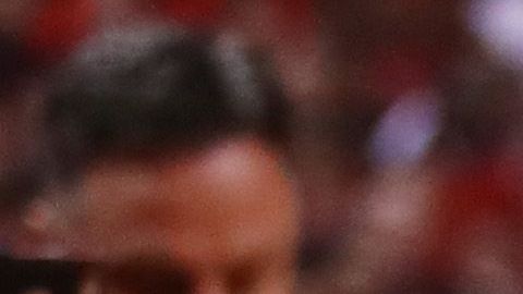 Kevin Durant siendo asistido por Klay Thompson en Toronto.