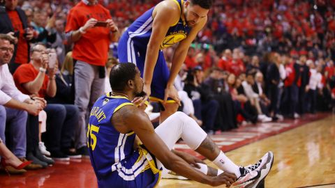 Kevin Durant siendo asistido por Klay Thompson en Toronto.