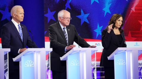 Candidatos a la nominación demócrata Vice Presidente Joe Biden, el Sen. Bernie Sanders y la Sen. Kamala Harris.