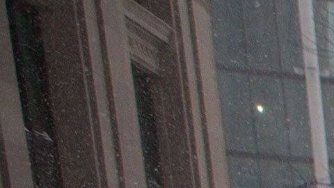 Una persona vestida como "yeti" se abre paso a través de la nieve en Boston,  en enero de 2015.