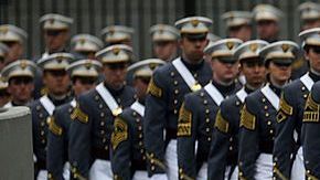 Cadetes entran en el estadio de West Point para la ceremonia de graduación en la Academia Militar de EEUU, el 28 de mayo de 2014, en West Point, Nueva York