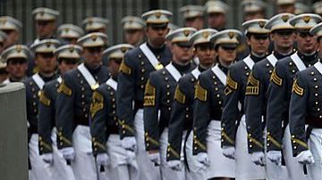 Cadetes entran en el estadio de West Point para la ceremonia de graduación en la Academia Militar de EEUU, el 28 de mayo de 2014, en West Point, Nueva York