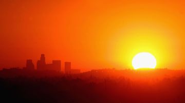 La primera oleada del Sur de California se prolongará hasta este martes.