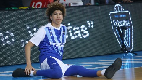 LaMelo en Lituania con el Prienai Vytautas.